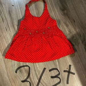 La marque est “Cooper key”. Taille 3/3t. Robe rouge avec fraise fait 100% coton
